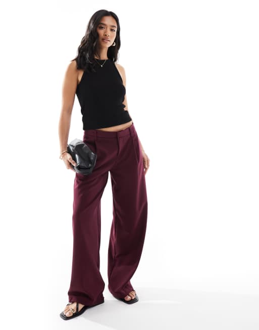 Bershka Petite - Elegante broek met wijde pijpen en lage taille in bordeauxrood