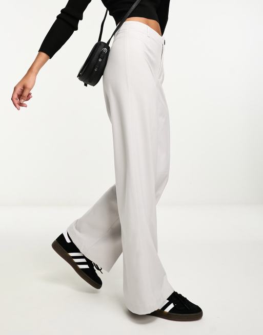 Bershka Petite - Elegante broek met wijde pijpen in lichtgrijs, 4 van 4