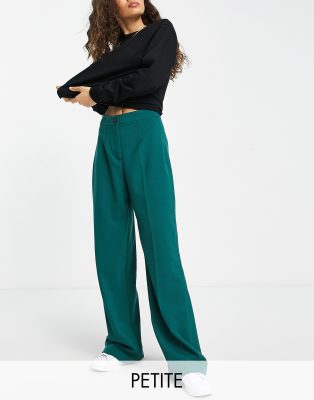 Bershka Petite – Elegante, locker geschnittene Dad-Hose in Dunkelgrün mit weitem Bein