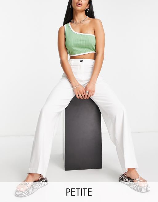 Bershka Petite – Elegante, locker geschnittene Dad-Hose in gebrochenem Weiß mit weitem Bein