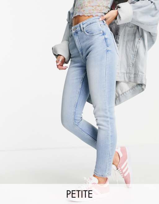 Bershka Petite – Eng geschnittene Jeans in Vintage-Blau mit superhohem Bund
