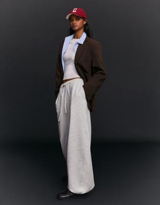 Bershka Petite - Flauschige Barrel-Hose in Hellgrau mit Kordelstoppern