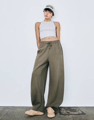 Bershka Petite - Flauschige Hose in Khaki mit abgerundetem Beinschnitt-Grün