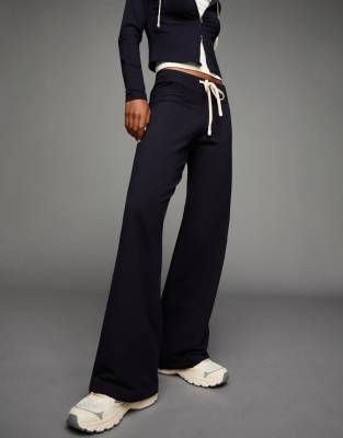 Bershka Petite - Flauschige Jersey-Hose in Marineblau