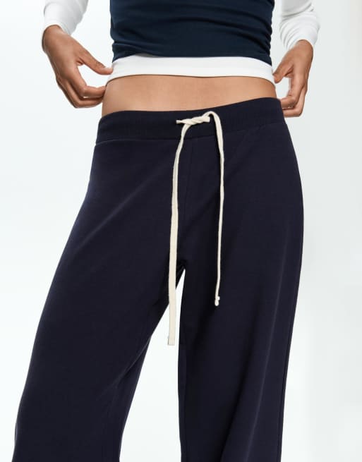 Bershka Petite – Flauschige Jersey-Hose in Marineblau, 4 von 4
