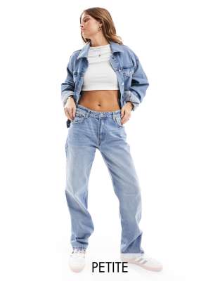 Bershka Petite - Gerade geschnittene Jeans in mittlerer Waschung-Blau