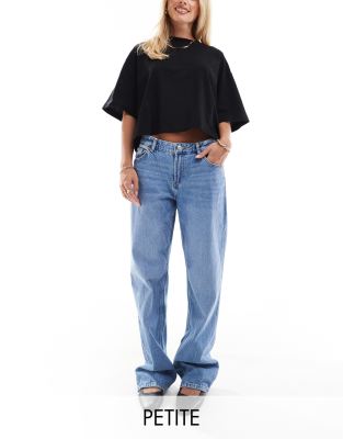 Bershka Petite - Gerade geschnittene Jeans in mittlerer Waschung-Blau