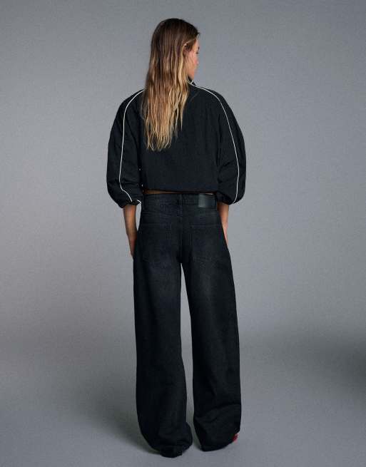 Bershka Petite high-waist barrel jeans in black, 3 of 5