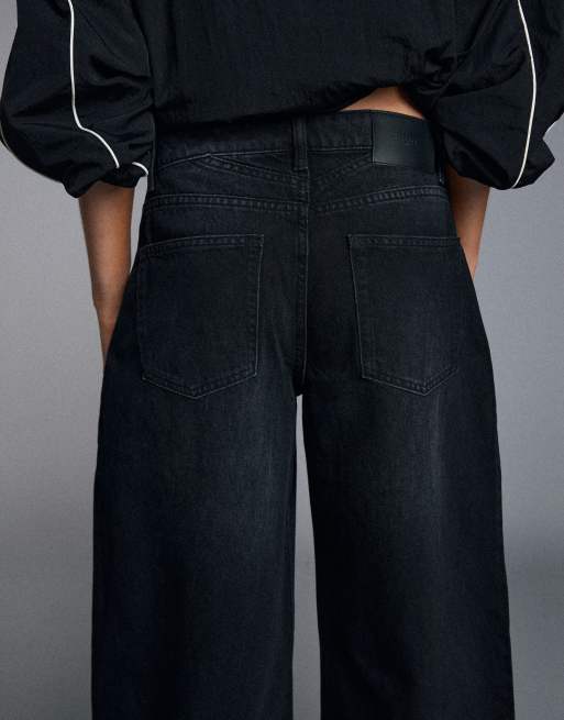 Bershka Petite high-waist barrel jeans in black, 4 of 5