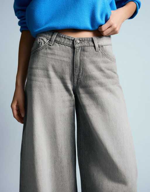 Bershka Petite high-waist barrel jeans in light grey, 2 of 5