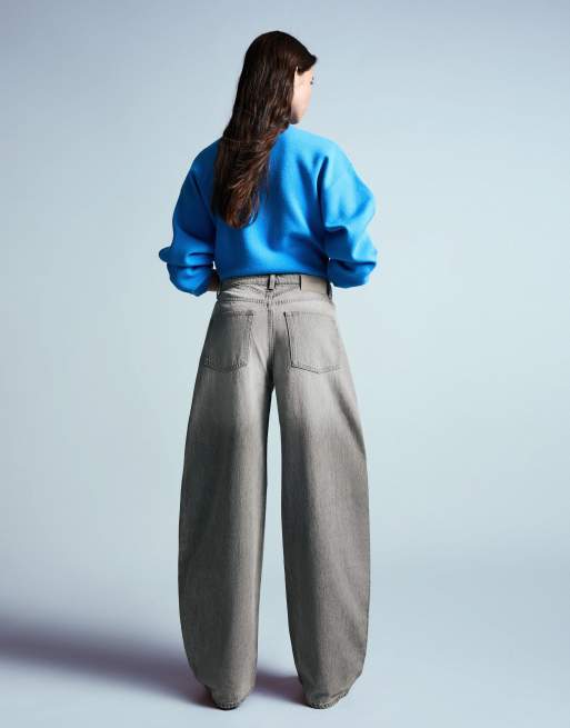 Bershka Petite high-waist barrel jeans in light grey, 3 of 5