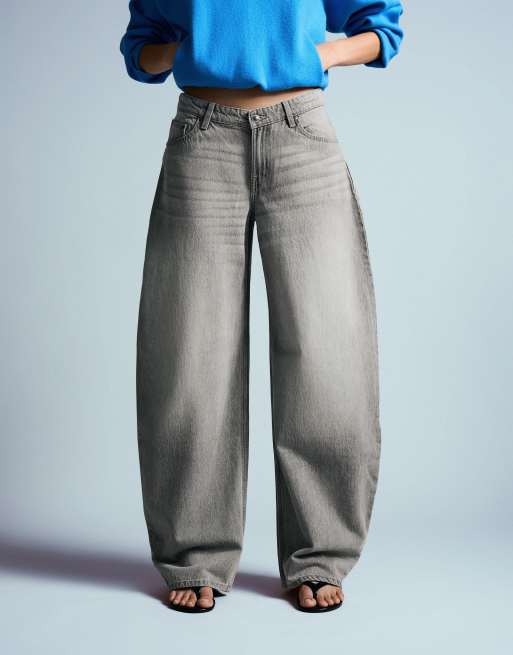 Bershka Petite high-waist barrel jeans in light grey, 4 of 5