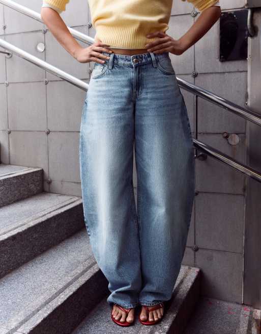 Bershka Petite High-Waist Barrel-Jeans in Mittelblau, 4 von 5