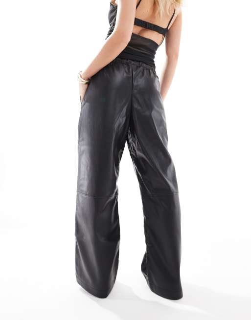 Bershka Petite Imitatieleren broek met wijde pijpen en gestrikte