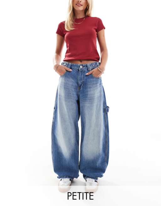 Bershka Petite – Jasnoniebieskie jeansy w stylu carpenter z regulowaną talią