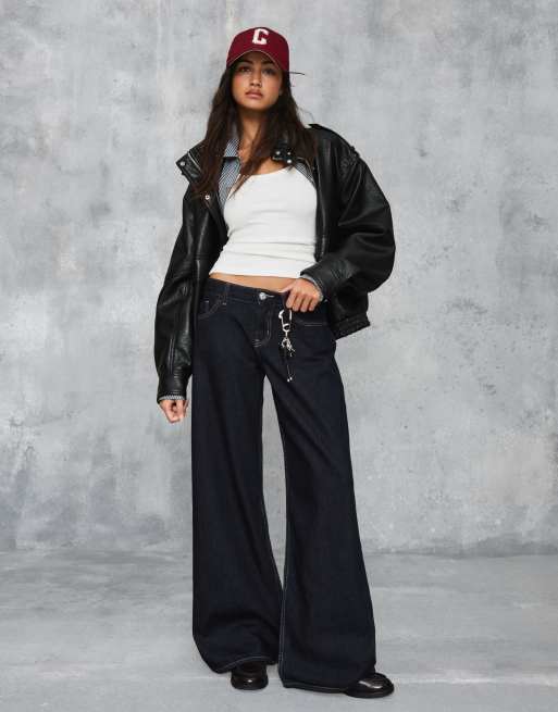 Bershka Petite – Jeans in Blau mit niedrigem Bund und weitem Bein, 3 von 4