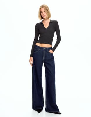 Bershka Petite - Jeans in Blau mit weitem Bein-Marineblau