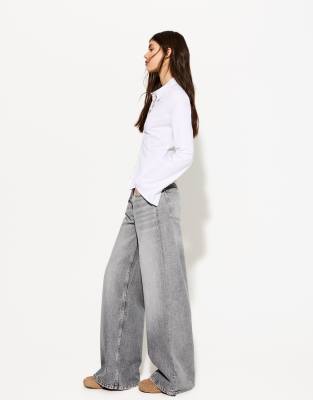Bershka Petite - Jeans in Hellgrau mit weitem Bein