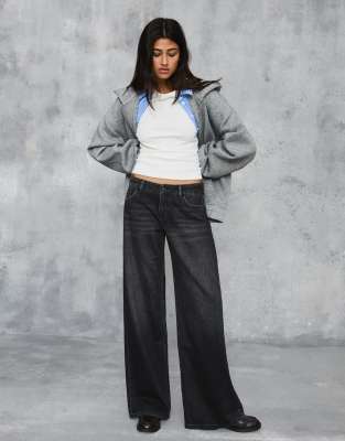 Bershka Petite - Jeans in Schwarz mit niedrigem Bund und weitem Bein