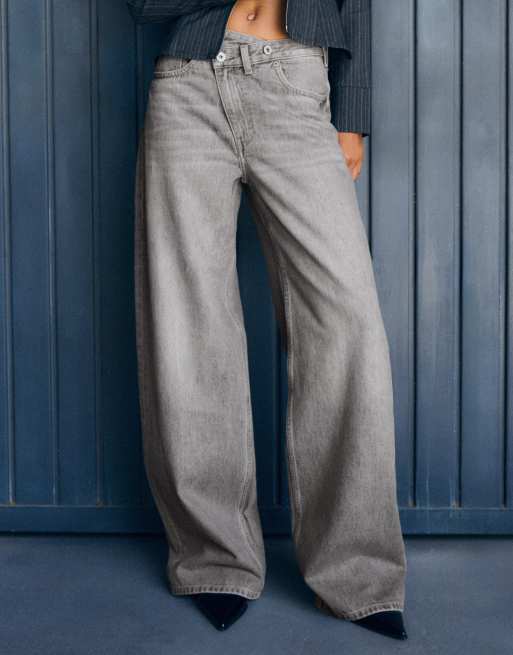 Bershka Petite jeans med brede ben og krydset talje i lysegrå, 4 af 5