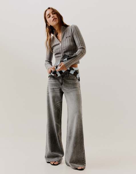 Bershka Petite jeans met lage taille en wijde pijpen in lichtgrijs - view 1