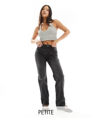 Bershka Petite - Jeans mit geradem Schnitt in Schwarz