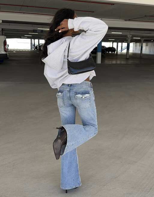 Bershka Petite jeans svasati ricamati a vita bassa in blu chiaro, 3 di 6