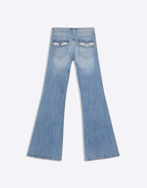 Bershka Petite jeans svasati ricamati a vita bassa in blu chiaro, 6 di 6