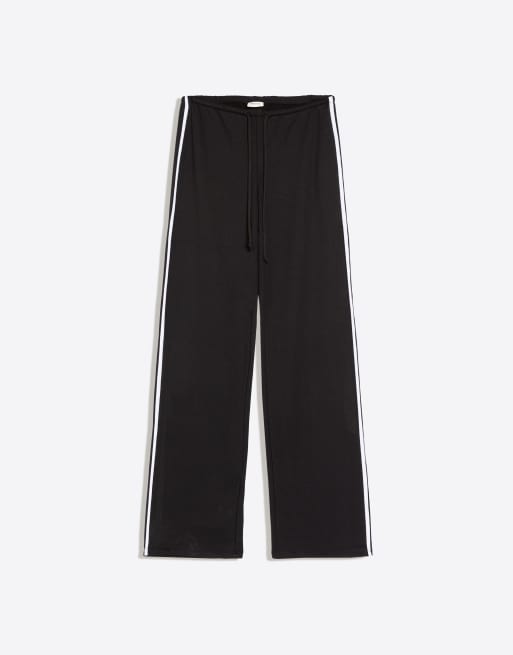 Bershka Petite Jogger mit Kontrast-Seitenstreifen in Schwarz, 5 von 6