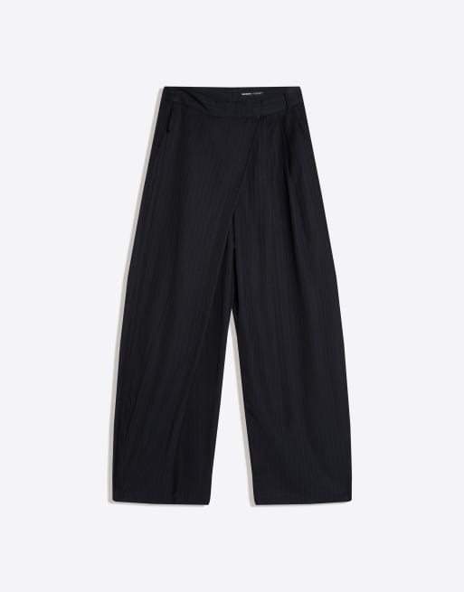 Bershka Petite – Locker geschnittene Hose in Blau mit überkreuztem Bund, 4 von 4