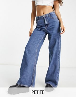 Bershka Petite slouchy dad jeans in mid blue - ASOS Price Checker