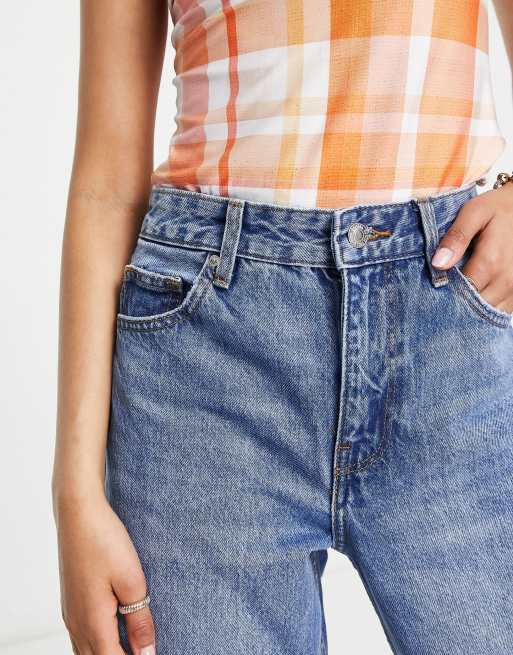 Bershka Petite – Mellanblå, stentvättade jeans i dad-modell, 3 av 4