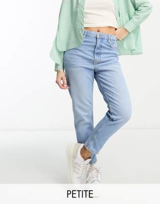 Bershka Petite - Mom-Jeans in bequemer Passform in Hellblau