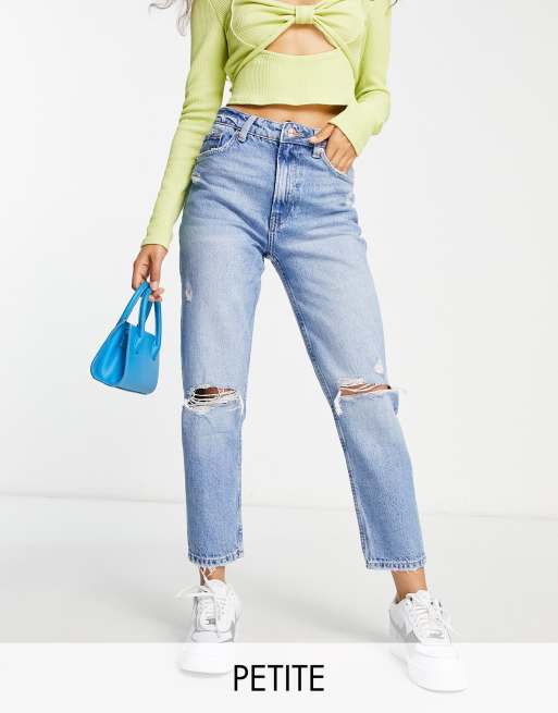 Bershka Petite – Mom-Jeans in Mittelblau mit Zierrissen