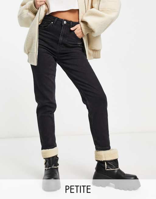 Bershka Petite - Mom jeans met comfortabele pasvorm in zwart