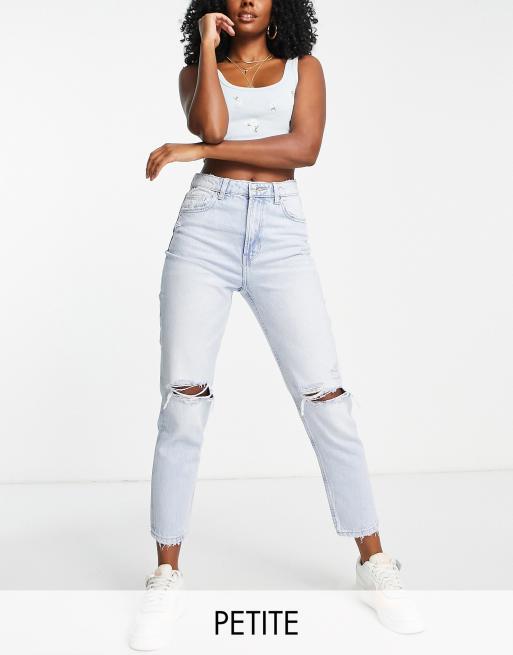 Bershka Petite - Mom jeans met scheuren in gebleekt blauw