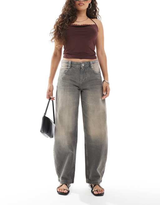 Bershka Petite – Obszerne jeansy o bardzo luźnym kroju w spranym szarym kolorze