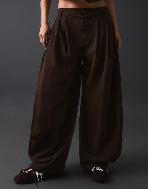Bershka Petite pantalon ballon avec boutons marron, 4 de 5