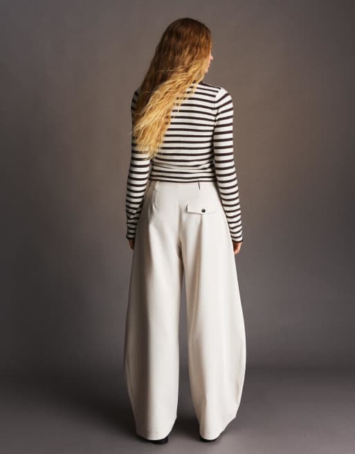 Bershka Petite - Pantalon barrel à pinces - Écru, 4 de 5