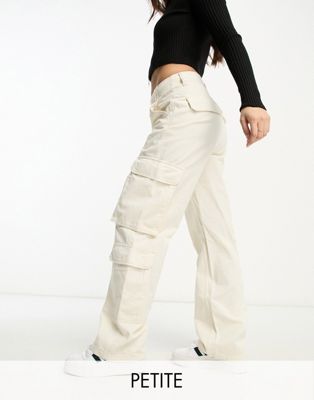 Bershka Petite - Pantalon cargo avec cordon de serrage - Blanc | ASOS