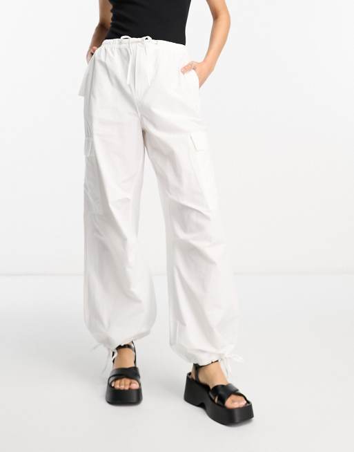 Bershka Petite - Pantalon cargo style parachute en nylon avec lien noué à la taille - Blanc, 4 de 4