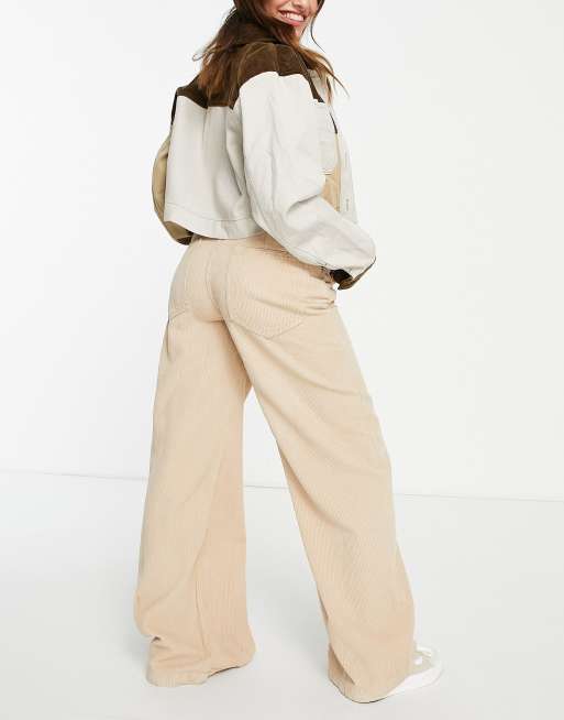 Bershka Petite Pantalon large en velours cotele Ecru