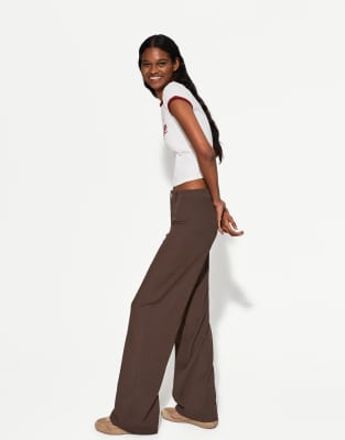 Bershka Petite - Pantalon large - Marron