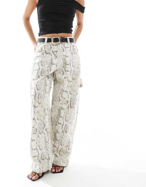 Bershka Petite - Pantalon style charpentier à imprimé peau de serpent