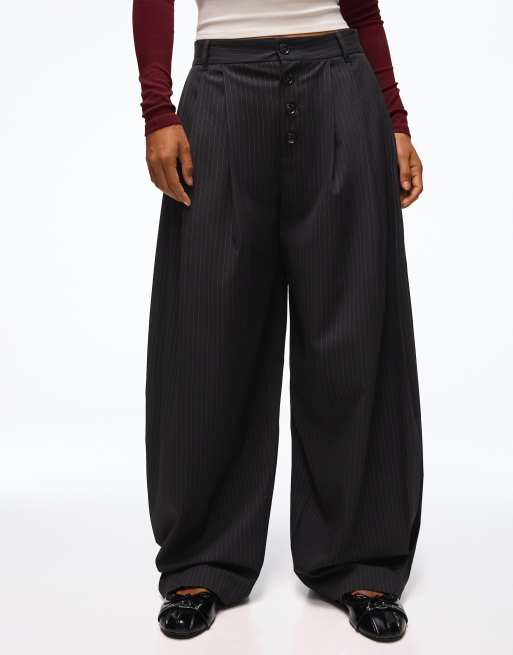 Bershka Petite pantaloni balloon con bottoni in bianco e nero, 4 di 5
