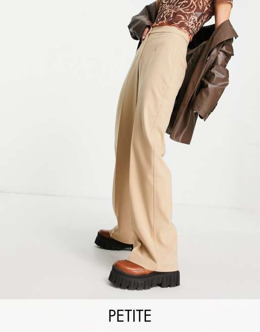 Bershka Petite - Pantaloni dad sartoriali a fondo ampio extra larghi, color cammello 