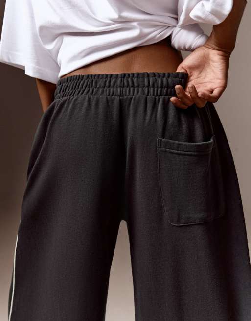 Bershka Petite pantaloni jogger in peluche grigio scuro, 2 di 5