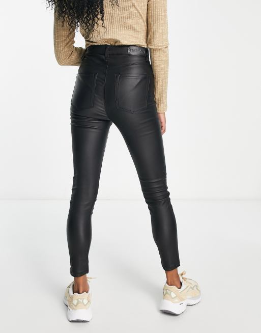 Bershka Petite - Pantaloni skinny in pelle sintetica spalmata nera, 2 di 4