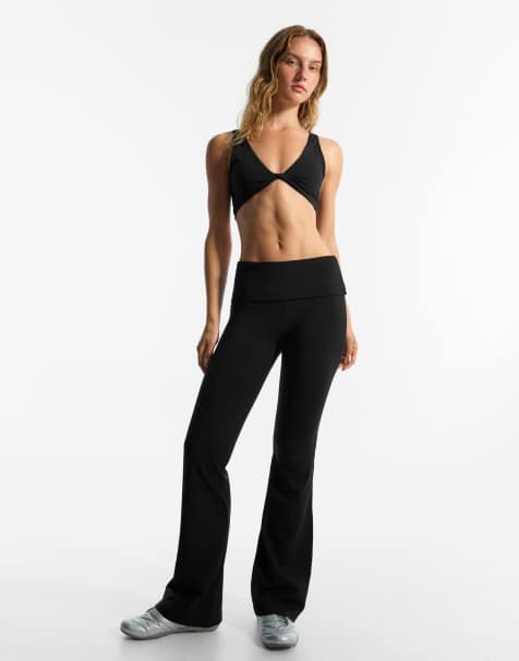 Bershka Petite - Pantaloni tecnici a zampa neri con risvolto in vita - view 1