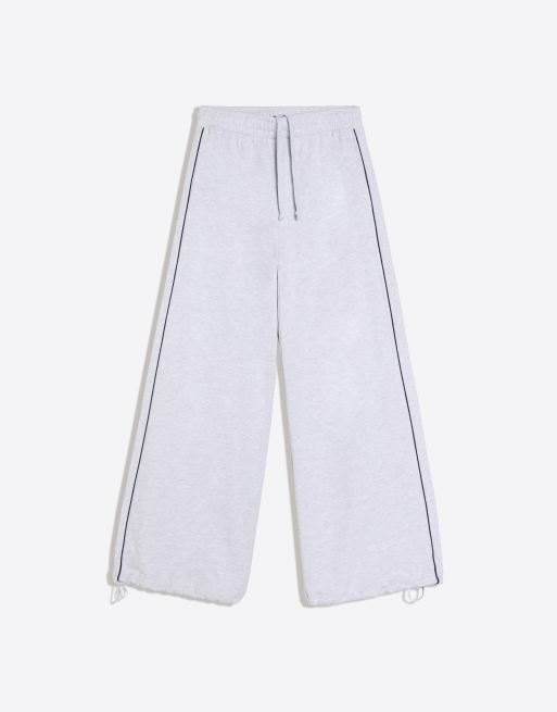 Bershka Petite Plüsch-Joggerhose in Hellgrau, 5 von 5